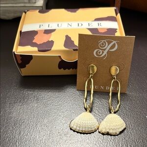 Plunder Gold and Cream Shell Earrings